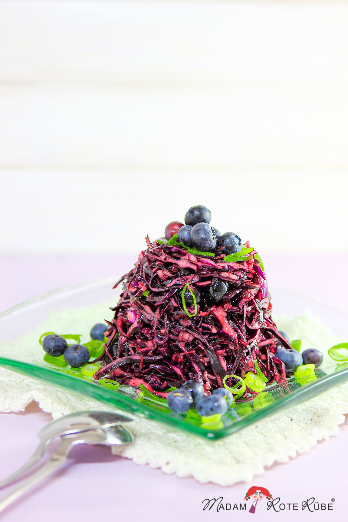Madam Rote Rübe - Rotkohlsalat mit Blaubeeren und Lauchzwiebeln 