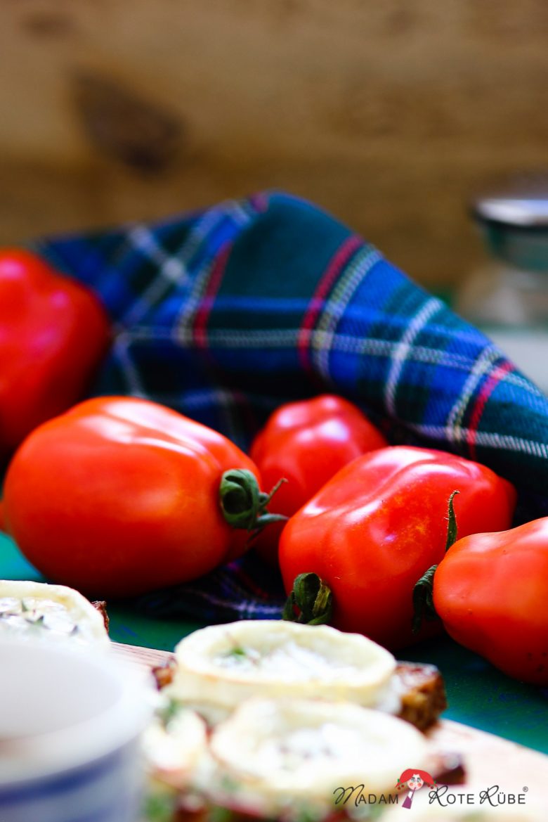 Klassische Tomatensuppe mit geschmolzenen Ziegenkäse-Röstbrothappen - Madam Rote Rübe