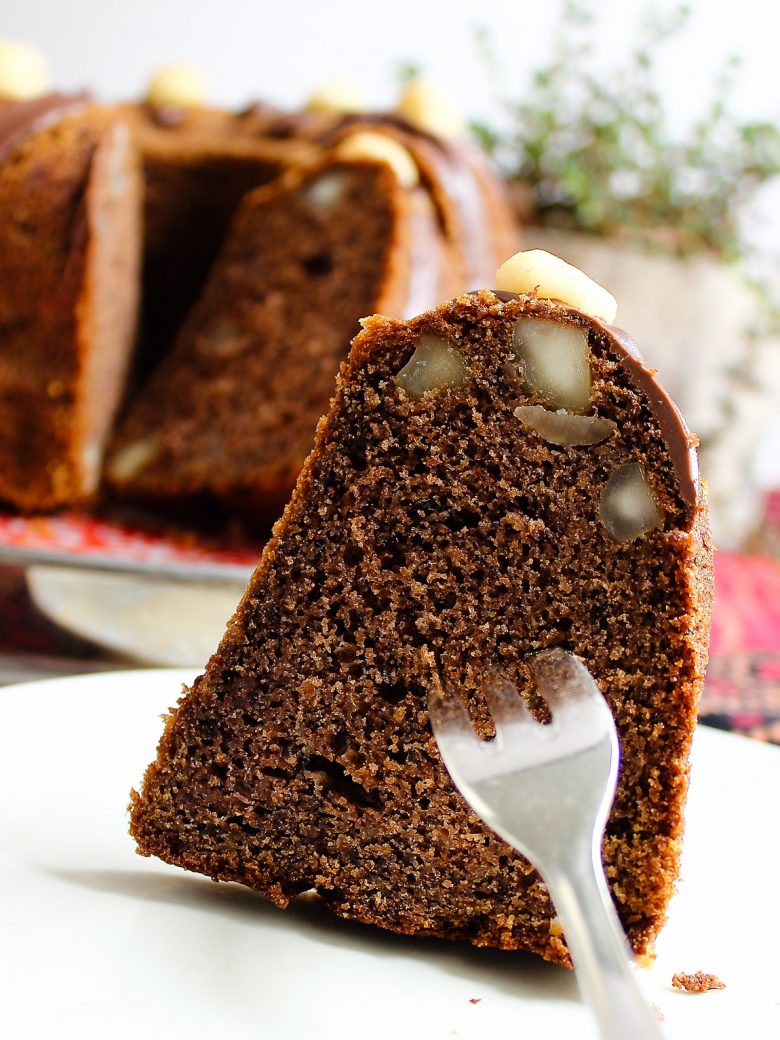 Schokoladiger Bananen-Bundkuchen mit Macadamianüsse - Madam Rote Rübe