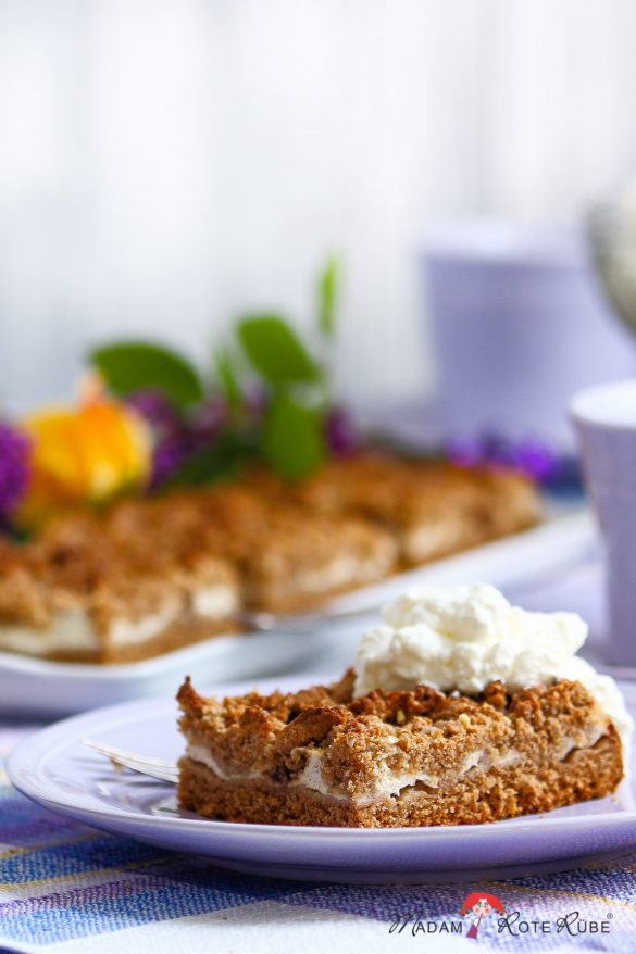 Zwetschgenmus-Streusel-Blechkuchen mit Dinkelvollkorn - Madam Rote Rübe