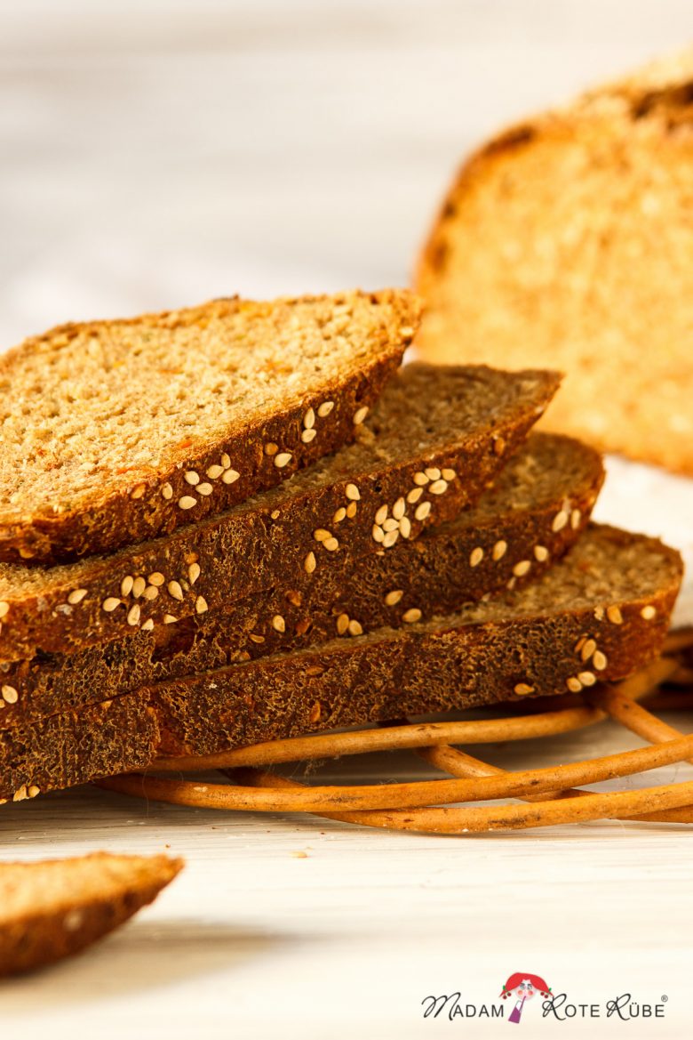 "Haddu Möhrchen" Frühlingsbrot mit Joghurt und Schnittlauch - Madam Rote Rübe