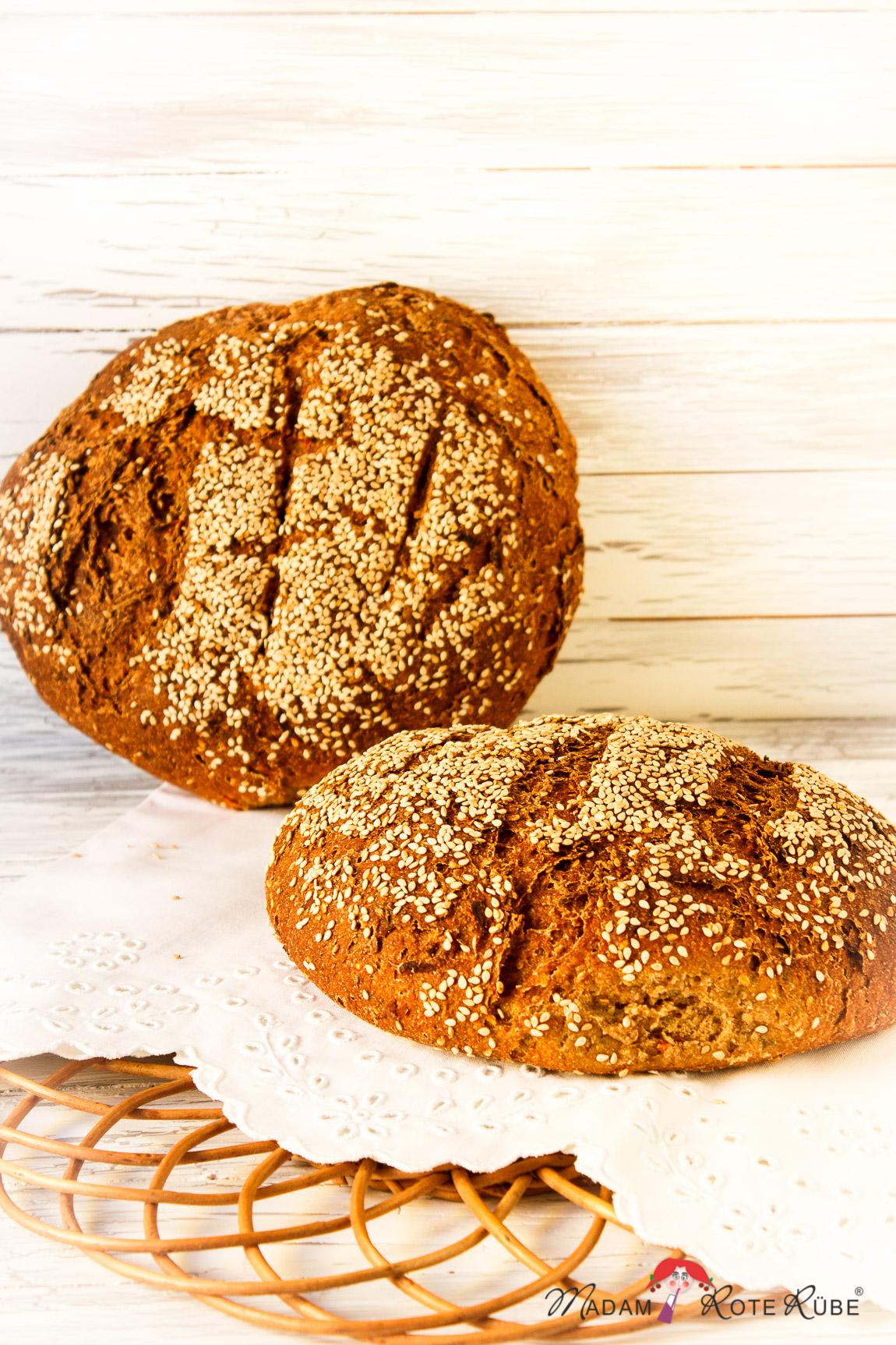 "Haddu Möhrchen" Frühlingsbrot mit Joghurt und Schnittlauch - Madam Rote Rübe