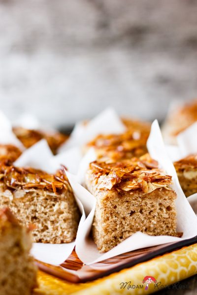 Saftiger Butter-Vollkorn-Hefekuchen mit Mandeln und der Einzug ins
