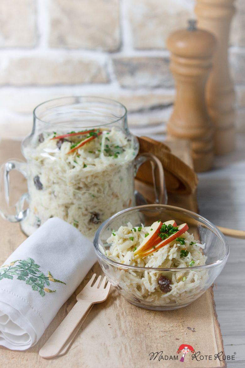 Weißkrautsalat mit Rosinen und Apfel-Meerrettichsauce - Madam Rote Rübe