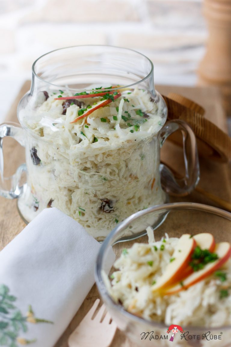 Weißkrautsalat mit Rosinen und Apfel-Meerrettichsauce - Madam Rote Rübe Weißkrautsalat mit Rosinen und Apfel-Meerrettichsauce - Madam Rote Rübe