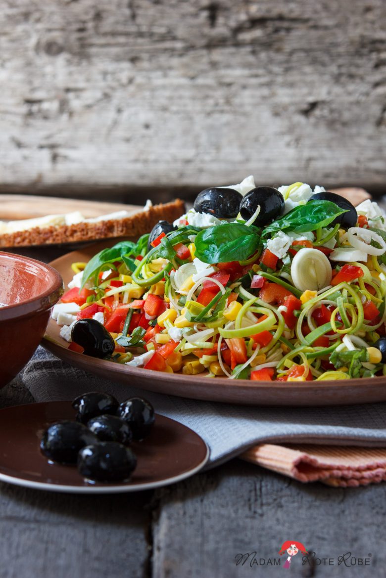 Lauchsalat mit Oliven und Schafskäse-Feta - Madam Rote Rübe