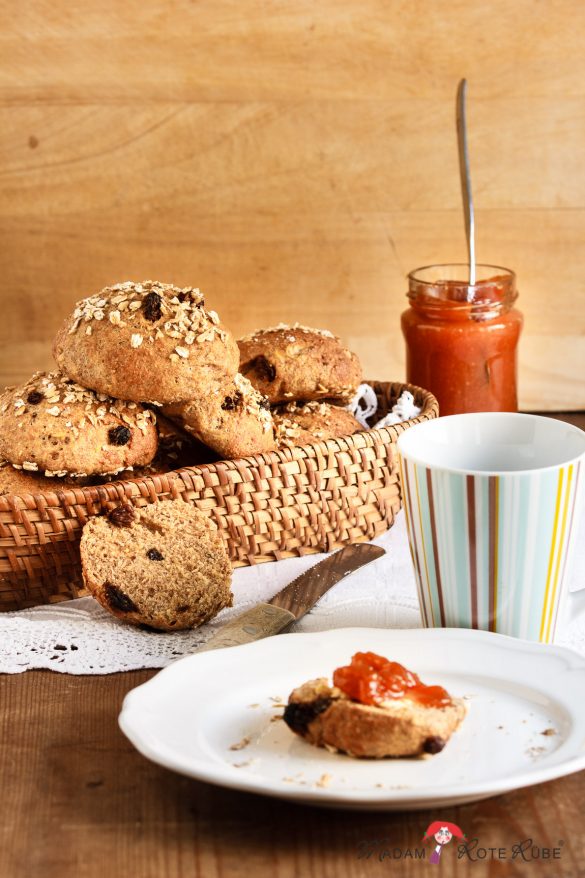 Madam Rote Rübe - Sonntags-Vollkornbrötchen mit Rosinen und Haferflocken