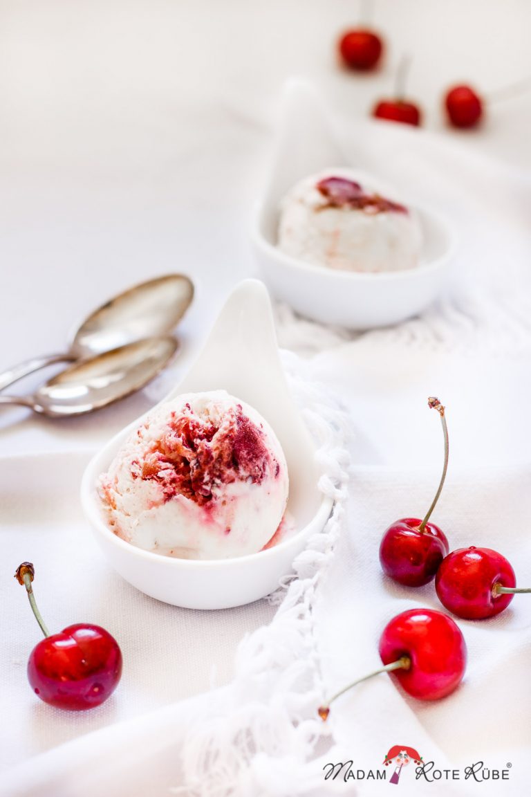Vanille-Joghurt-Eis mit Amarena-Kirsch - Madam Rote Rübe Vanille-Joghurt-Eis mit Amarena-Kirsch - Madam Rote Rübe