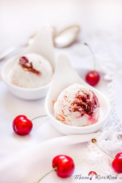 Vanille-Joghurt-Eis mit Amarena-Kirsch - Madam Rote Rübe Vanille-Joghurt-Eis mit Amarena-Kirsch - Madam Rote Rübe