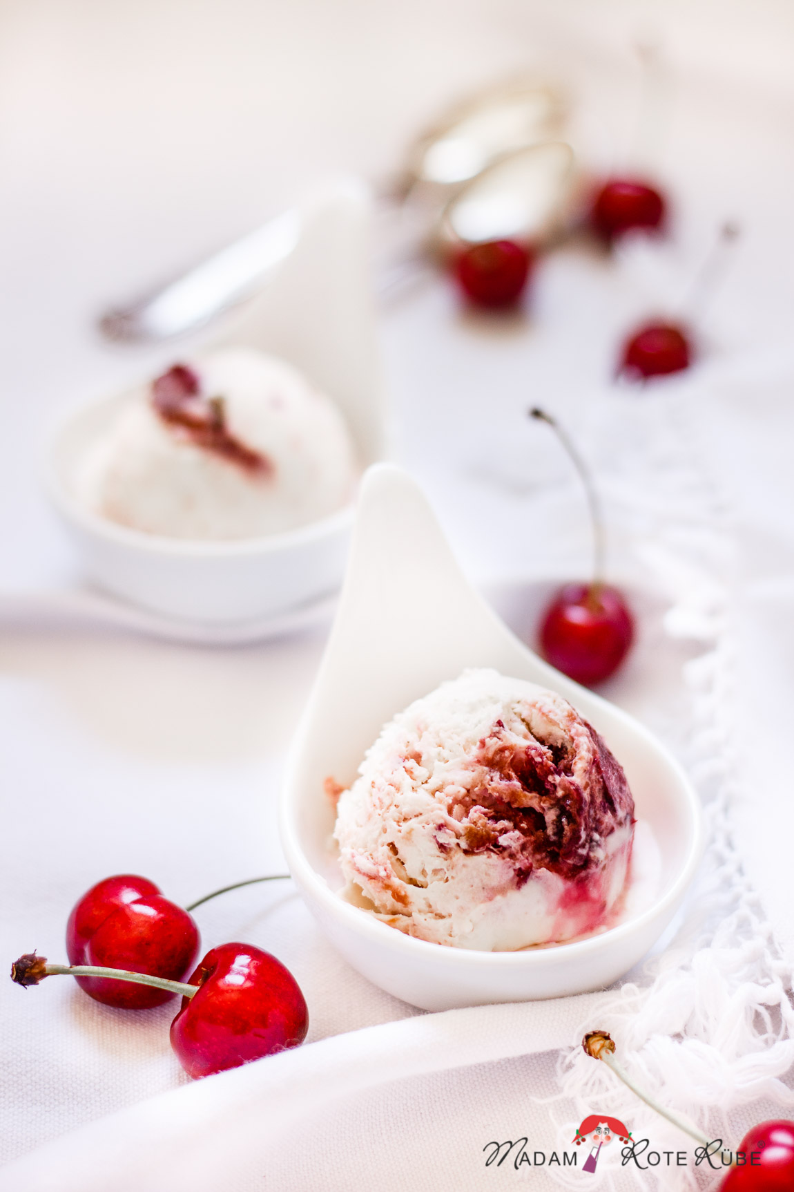 Vanille-Joghurt-Eis mit Amarena-Kirsch - ein cooler italienischer ...