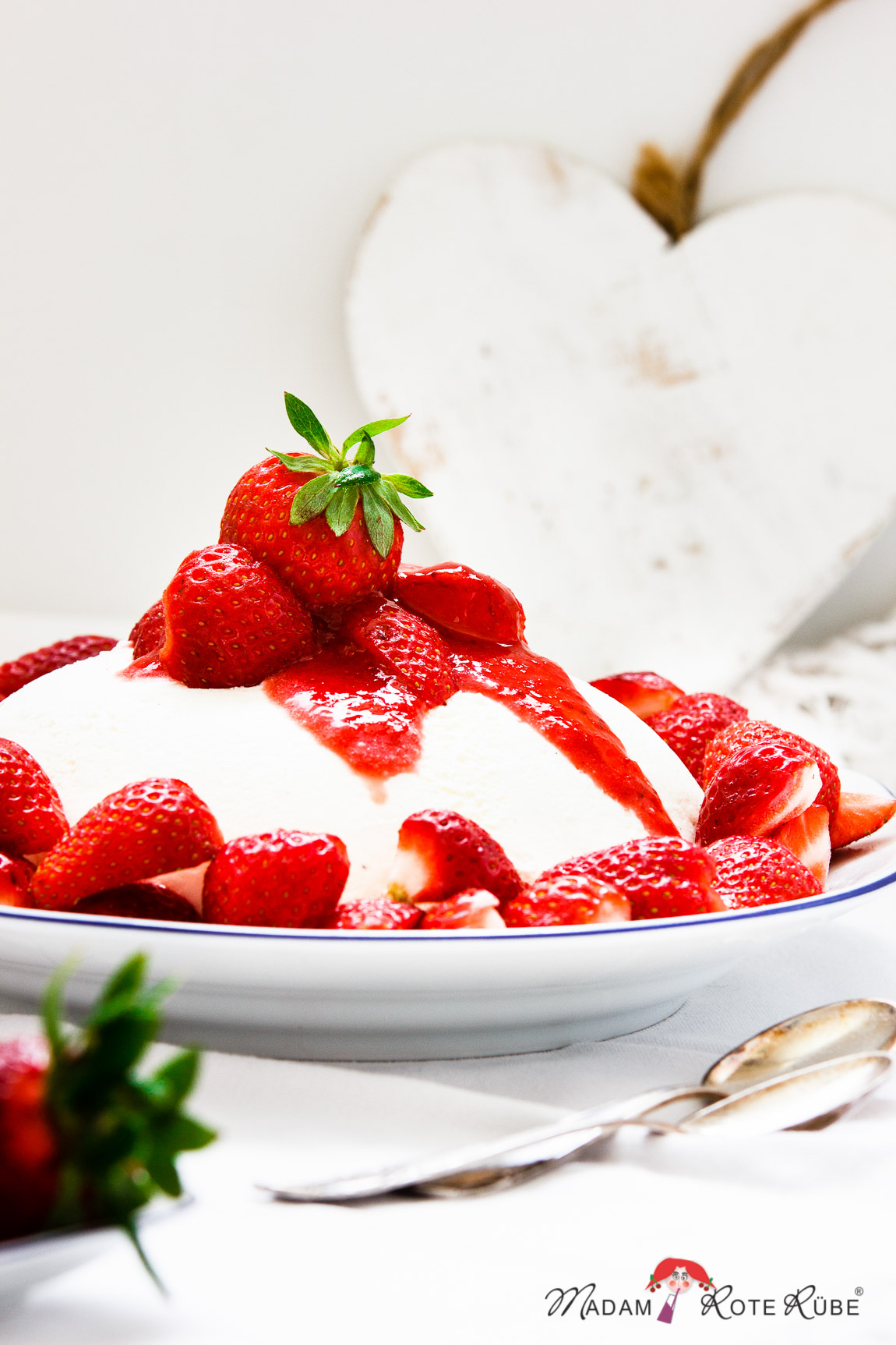 Luftig-leichte Zitronen-Joghurt-Kuppel mit Erdbeeren - Madam Rote Rübe