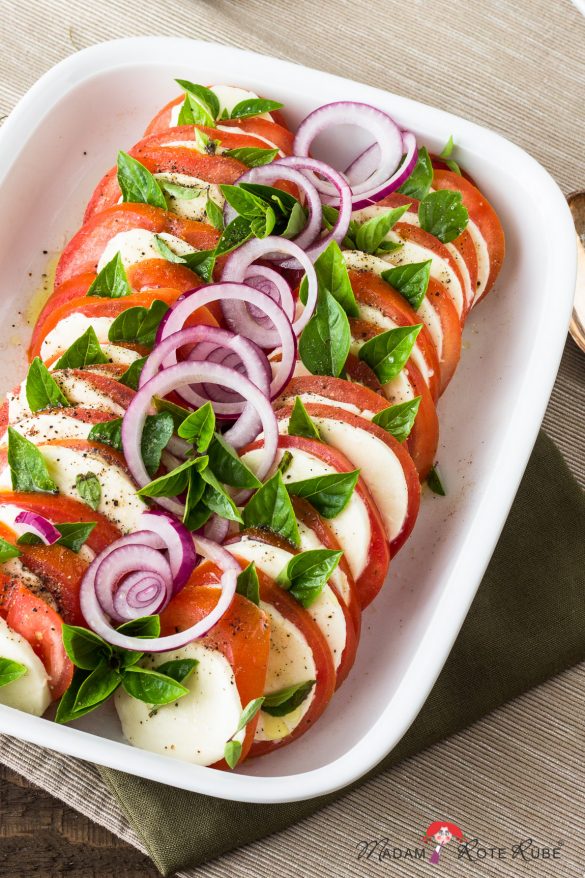 Insalata Caprese - Tomaten-Mozzarella-Salat mit viel Basilikum - Madam ... Insalata Caprese - Tomaten-Mozzarella-Salat mit viel Basilikum - Madam ...