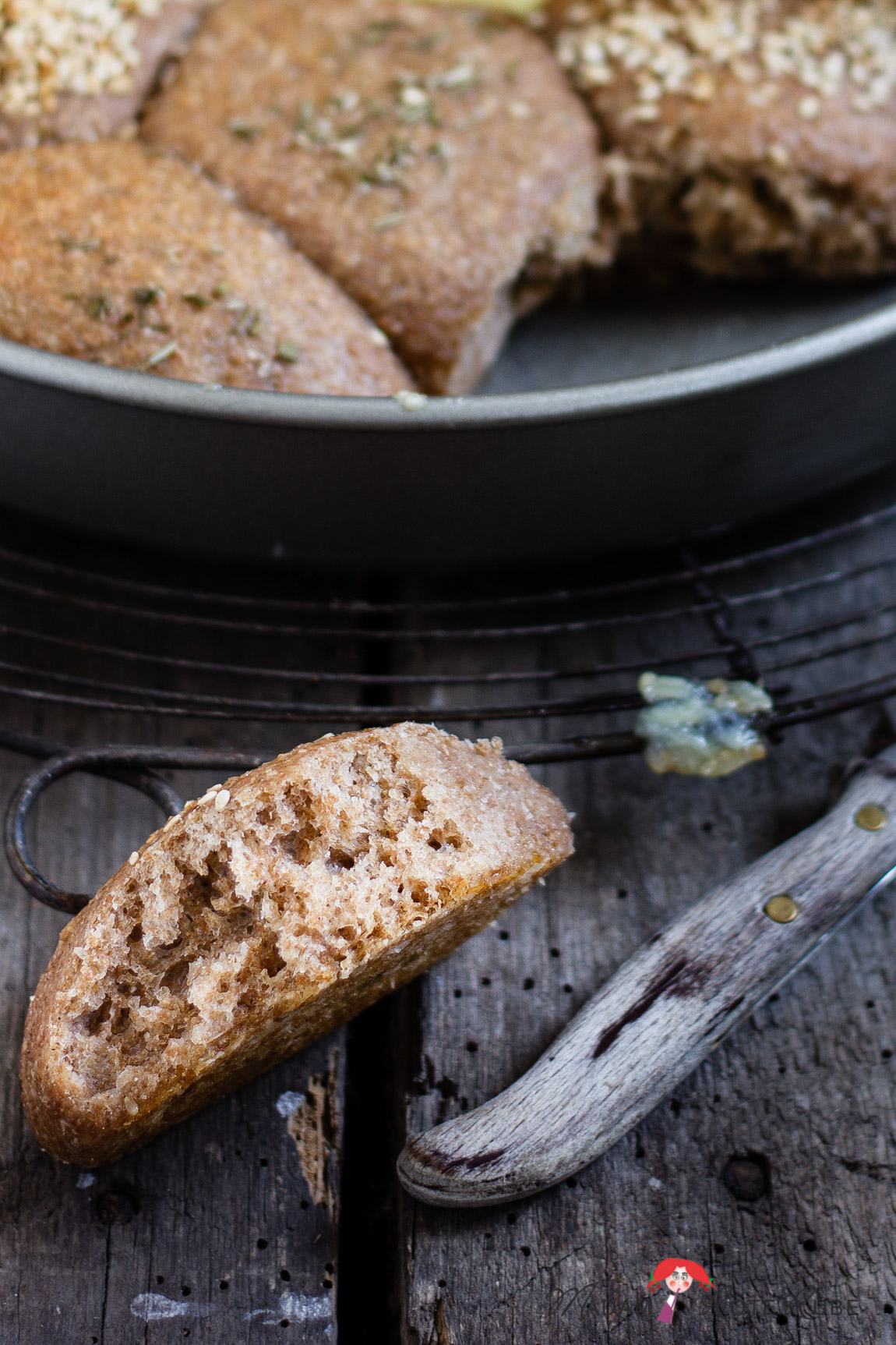 Gebackener Schafskäse mit Honig und Rosmarin in einer Weizenvollkorn ...
