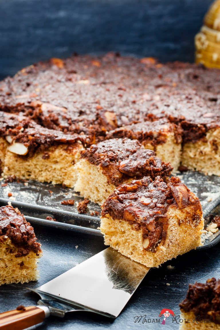 Buttermilch-Hefeblechkuchen mit einer Schoko-Nuss-Decke - Madam Rote Rübe