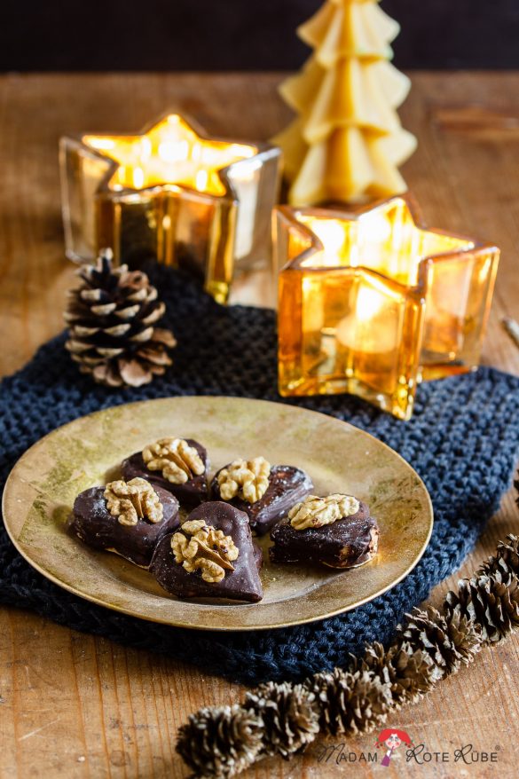 Madam Rote Rübe - schokoladige Walnussherzen mit feiner Füllung aus der Weihnachtsbäckerei