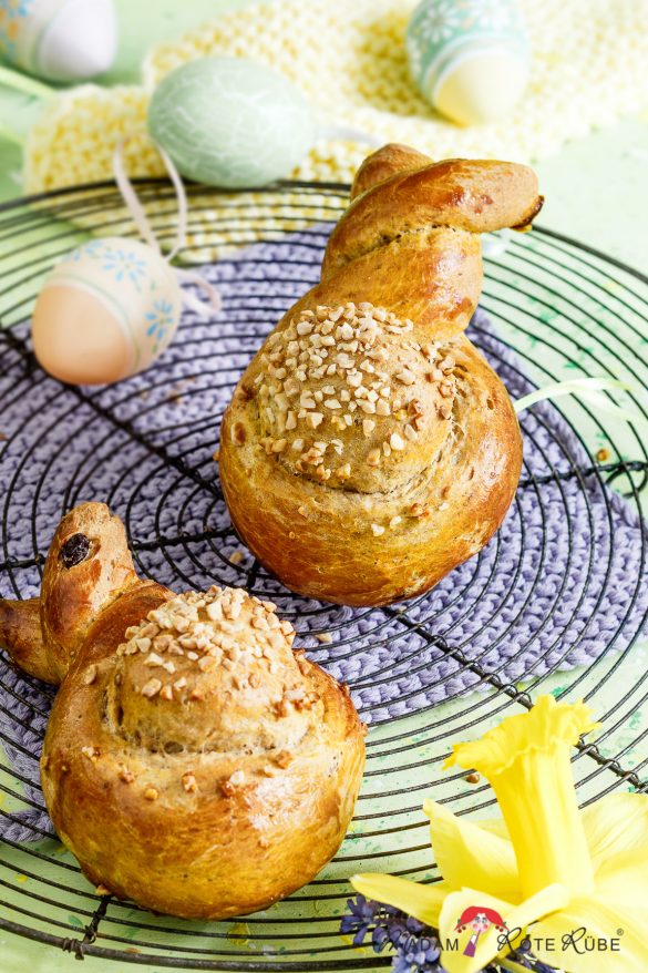 Süße Osterhasen mit dicken Mandelbäuchen aus Hefeteig
