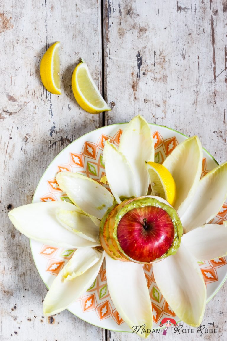 Apfel-Carpaccio mit Avocado-Bananen-Curry-Creme auf Chicorée - Madam ...