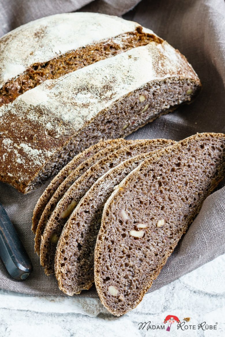 Aromatisches Walnuss-Apfel-Vollkornbrot - Madam Rote Rübe