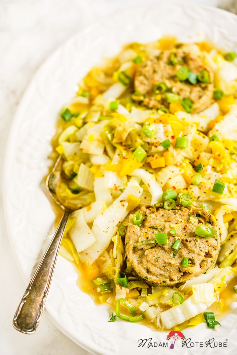 Madam Rote Rübe - Geschmortes Chinakohlgemüse mit mild-scharfer Ingwer-Knoblauch-Sauce und pikant gewürzter Getreidegrütze