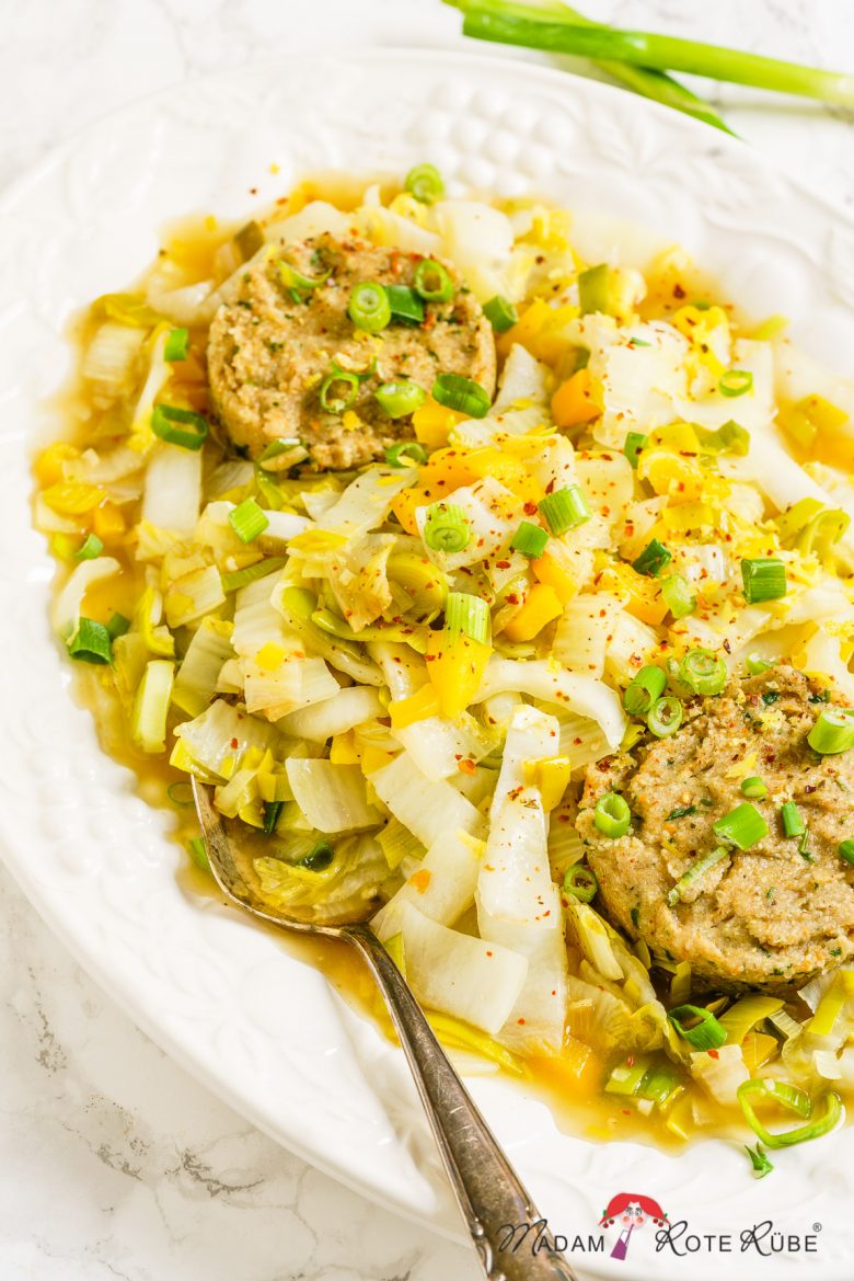 Madam Rote Rübe - Geschmortes Chinakohlgemüse mit mild-scharfer Ingwer-Knoblauch-Sauce und pikant gewürzter Getreidegrütze