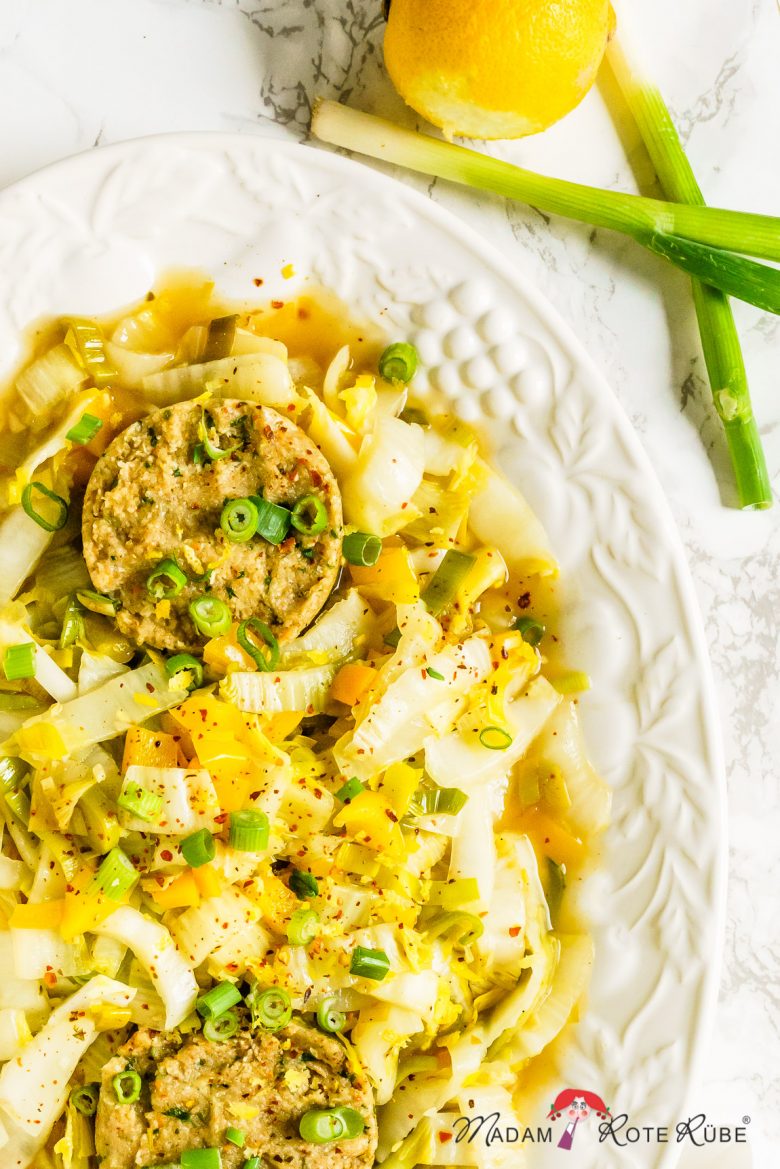 Madam Rote Rübe - Geschmortes Chinakohlgemüse mit mild-scharfer Ingwer-Knoblauch-Sauce und pikant gewürzter Getreidegrütze