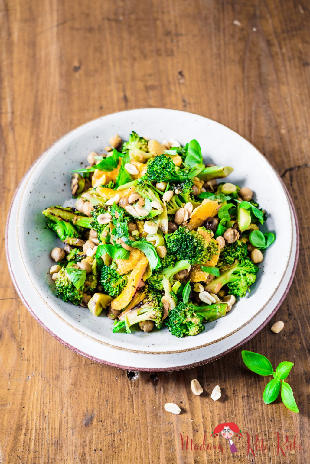 Brokkolisalat mit Kichererbsen, Orange und Erdnuss-Dressing - Madam ...