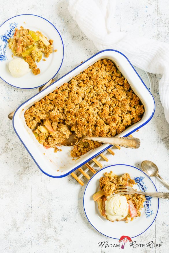Madam Rote Rübe - Rhabarber-Crumble mit knusprigen Vollkorn-Streuseln