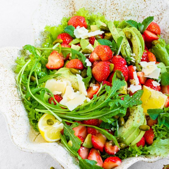 Madam Rote Rübe - Sommersalat mit Erdbeeren und Avocado im Honig-Zitronen-Dressing