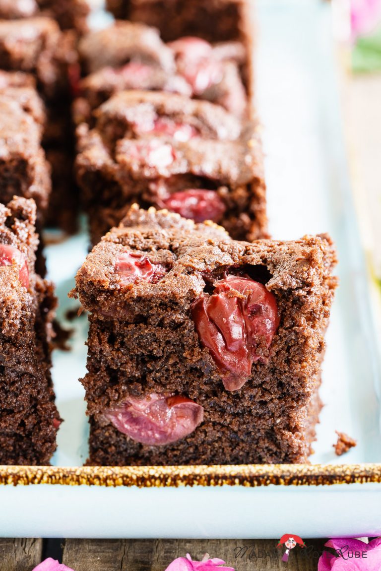 Schoko-Vollkorn-Brownies mit Espresso und Sauerkirschen - Madam Rote Rübe