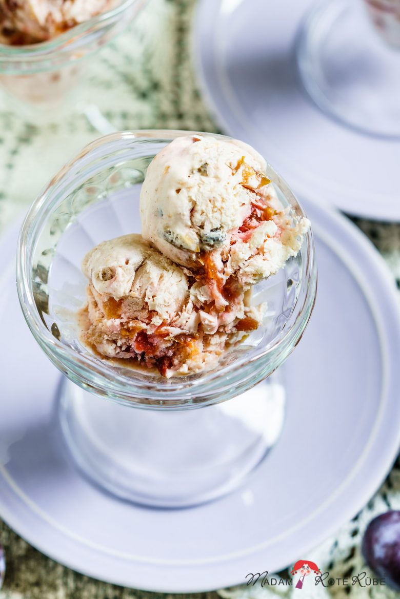 Vanille-Eis mit Karamellzwetschgen - Madam Rote Rübe