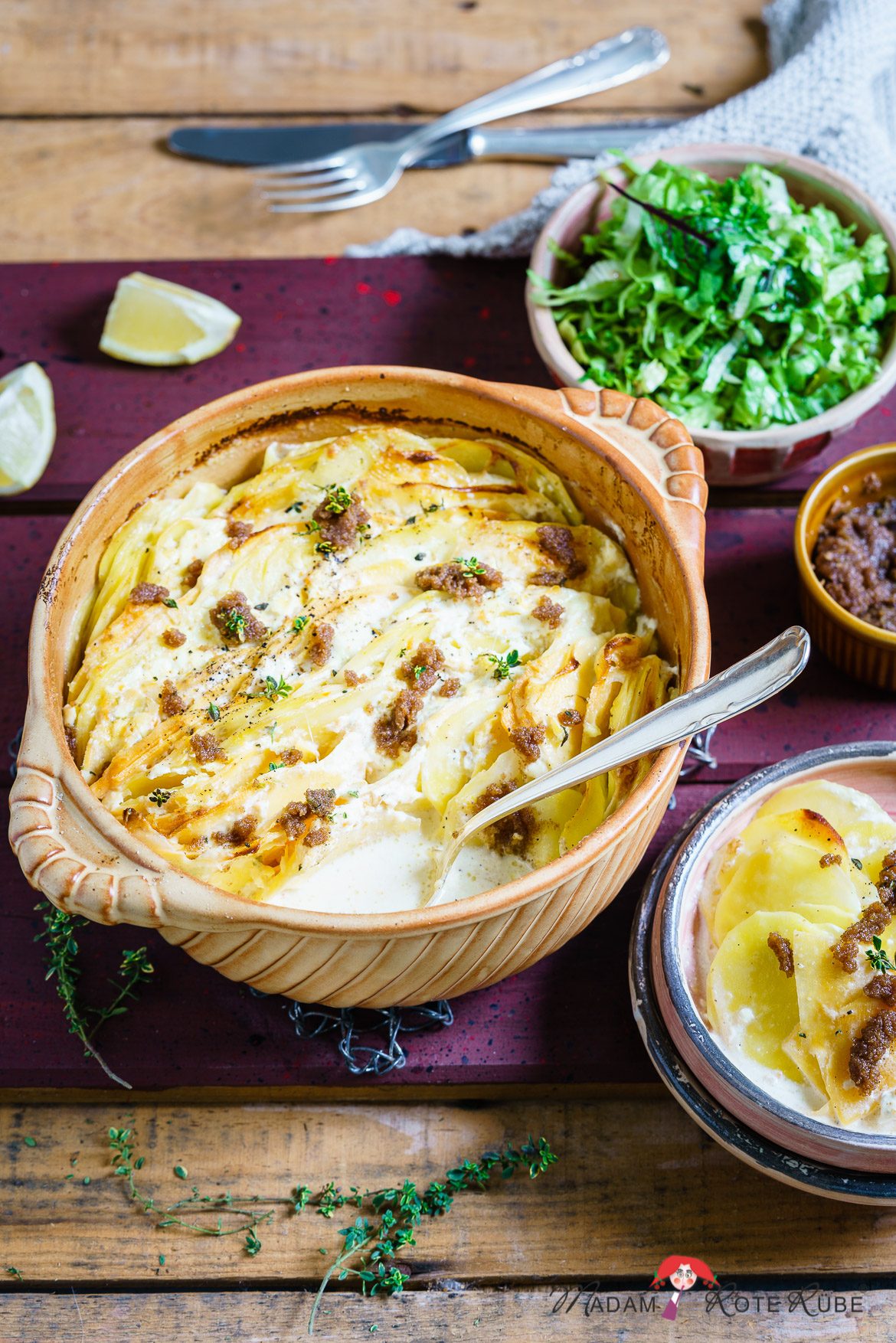 Kartoffel-Steckrüben-Gratin mit Zitronensauce und Thymianbrösel