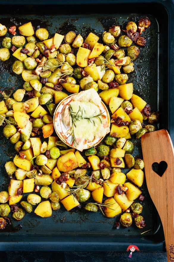 Madam Rote Rübe - Rosenkohl-Kartoffel-Backofengemüse mit cremigen Ofenkäse, Datteln und Walnüsse