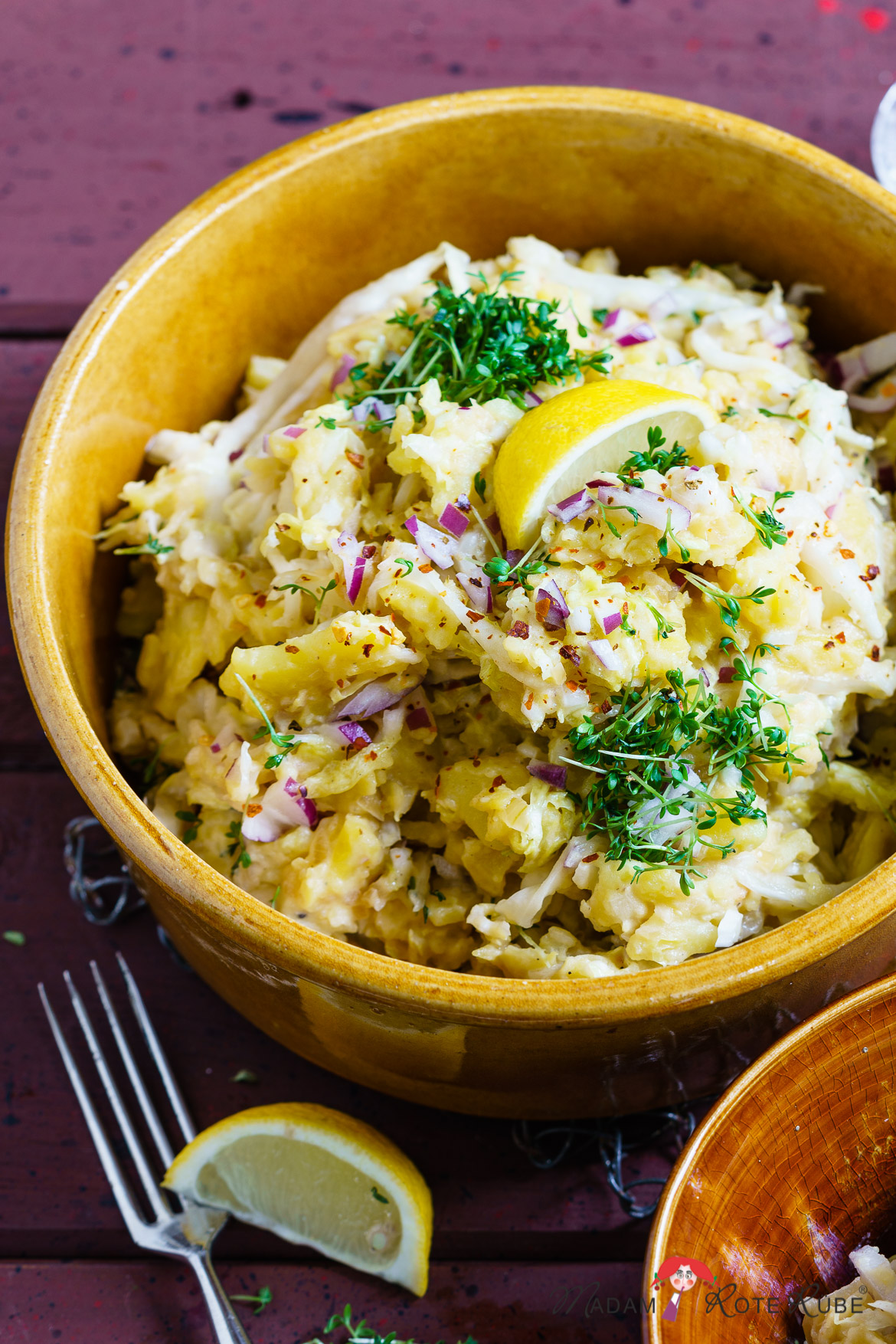 Madam Rote Rübe - Kartoffelsalat mit Chinakohl und Sahne-Zwiebel-Soße Madam Rote Rübe - Kartoffelsalat mit Chinakohl und Sahne-Zwiebel-Soße