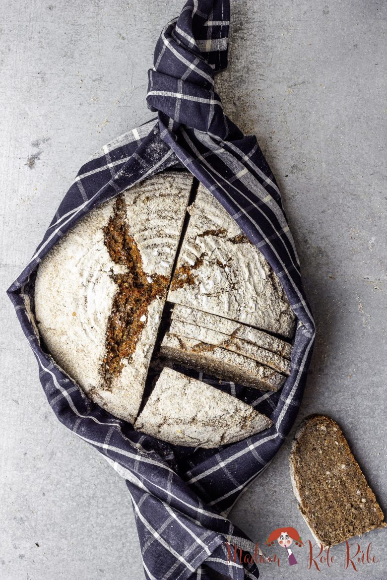 Kaminfeger, das reine Roggenschrotbrot mit Saaten - Madam Rote Rübe