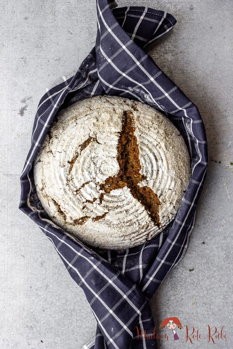 Kaminfeger, das reine Roggenschrotbrot mit Saaten - Madam Rote Rübe