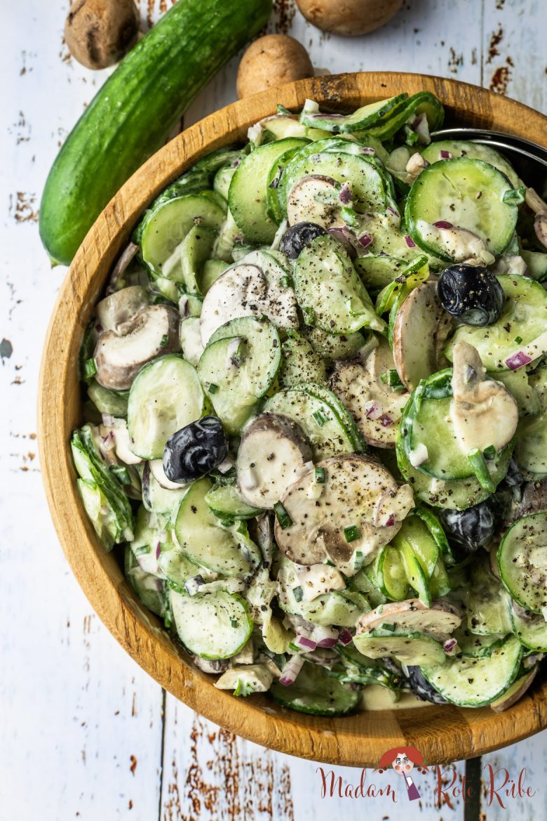Gurken-Champignon-Salat mit Honig-Senf-Dressing - Madam Rote Rübe