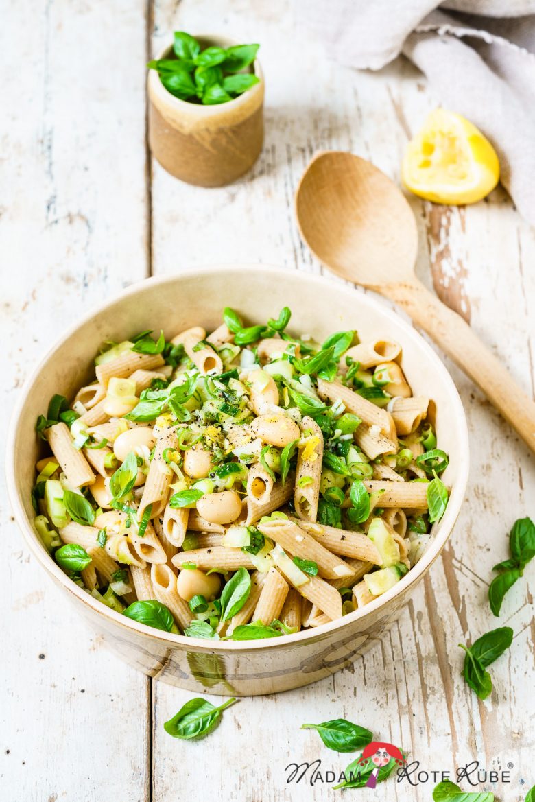 Power-Nudelsalat mit Gurke und weißen Riesenbohnen
