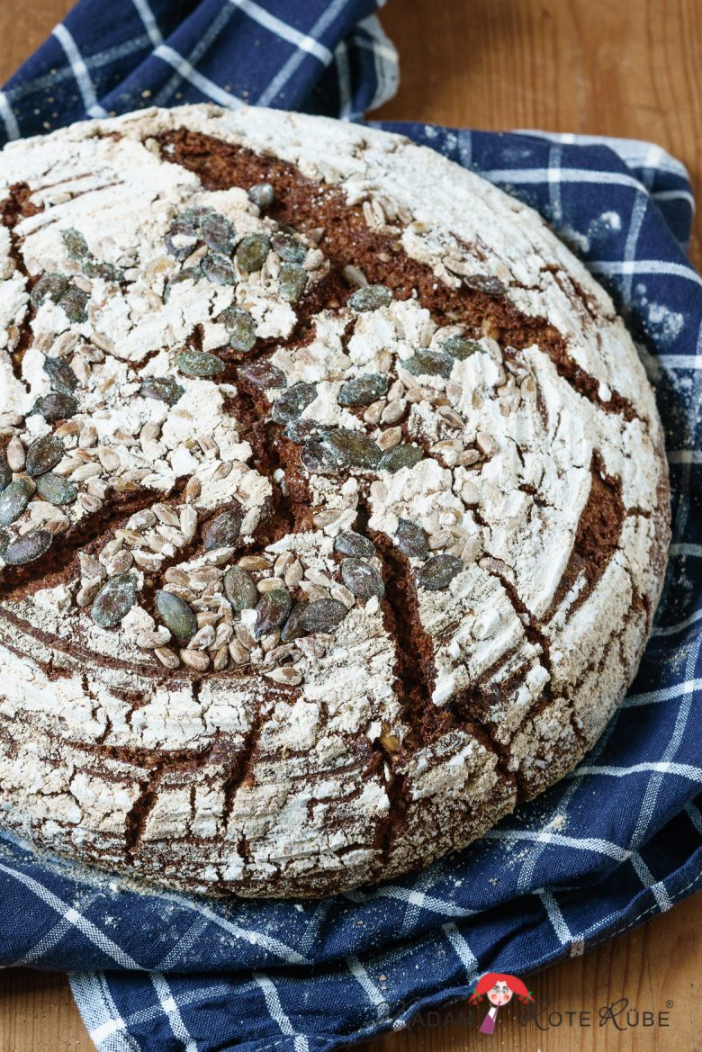 Vierpfünder-Roggenvollkornbrot mit Kerne-Mix für crunchigen Biss und ...