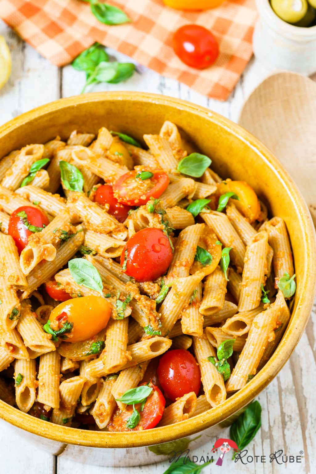 Tomaten-Nudelsalat mit Oliven-Tomaten-Dressing - Madam Rote Rübe