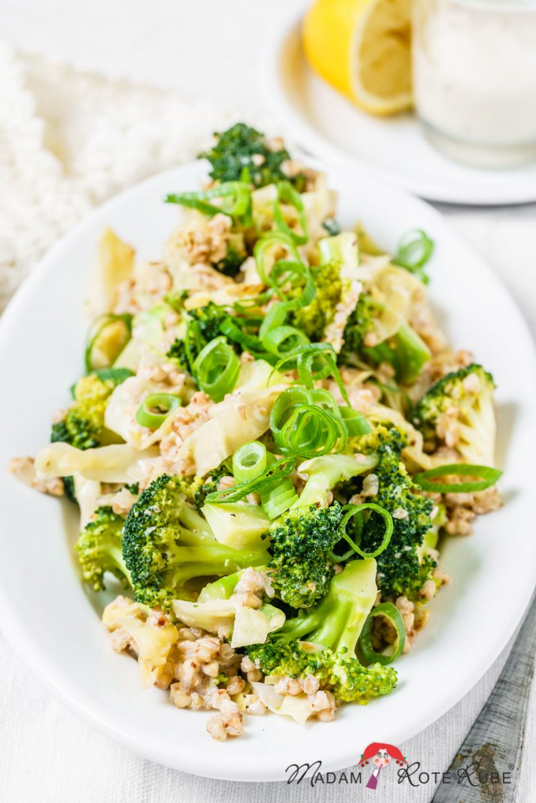 Brokkoli-Salat mit Buchweizen und Mandel-Zitronen-Dressing - Madam Rote ... Brokkoli-Salat mit Buchweizen und Mandel-Zitronen-Dressing - Madam Rote ...