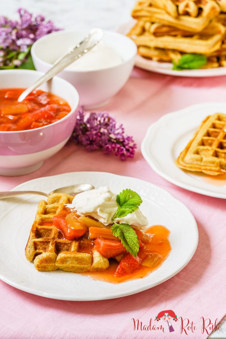 Belgische Quark-Vollkornwaffeln mit Rhabarber-Erdbeer-Kompott und ... Belgische Quark-Vollkornwaffeln mit Rhabarber-Erdbeer-Kompott und ...