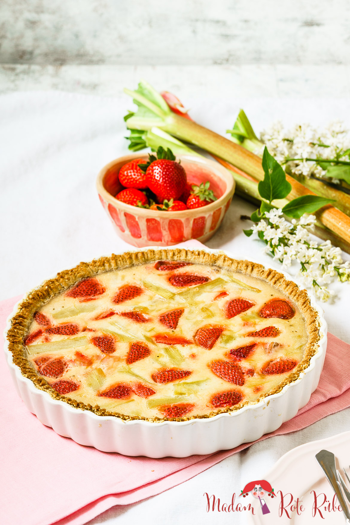 Madam Rote Rübe und ihre Rhabarber-Rezepte - Dinkelvollkorn-Tarte mit Rhabarberpudding, Crème fraîche und Erdbeeren