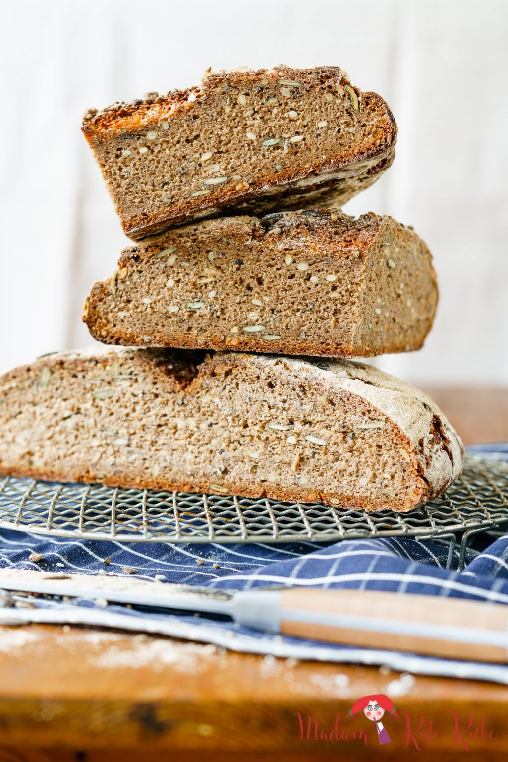 Vierpfünder-Roggenvollkornbrot mit Kerne-Mix für crunchigen Biss und ...