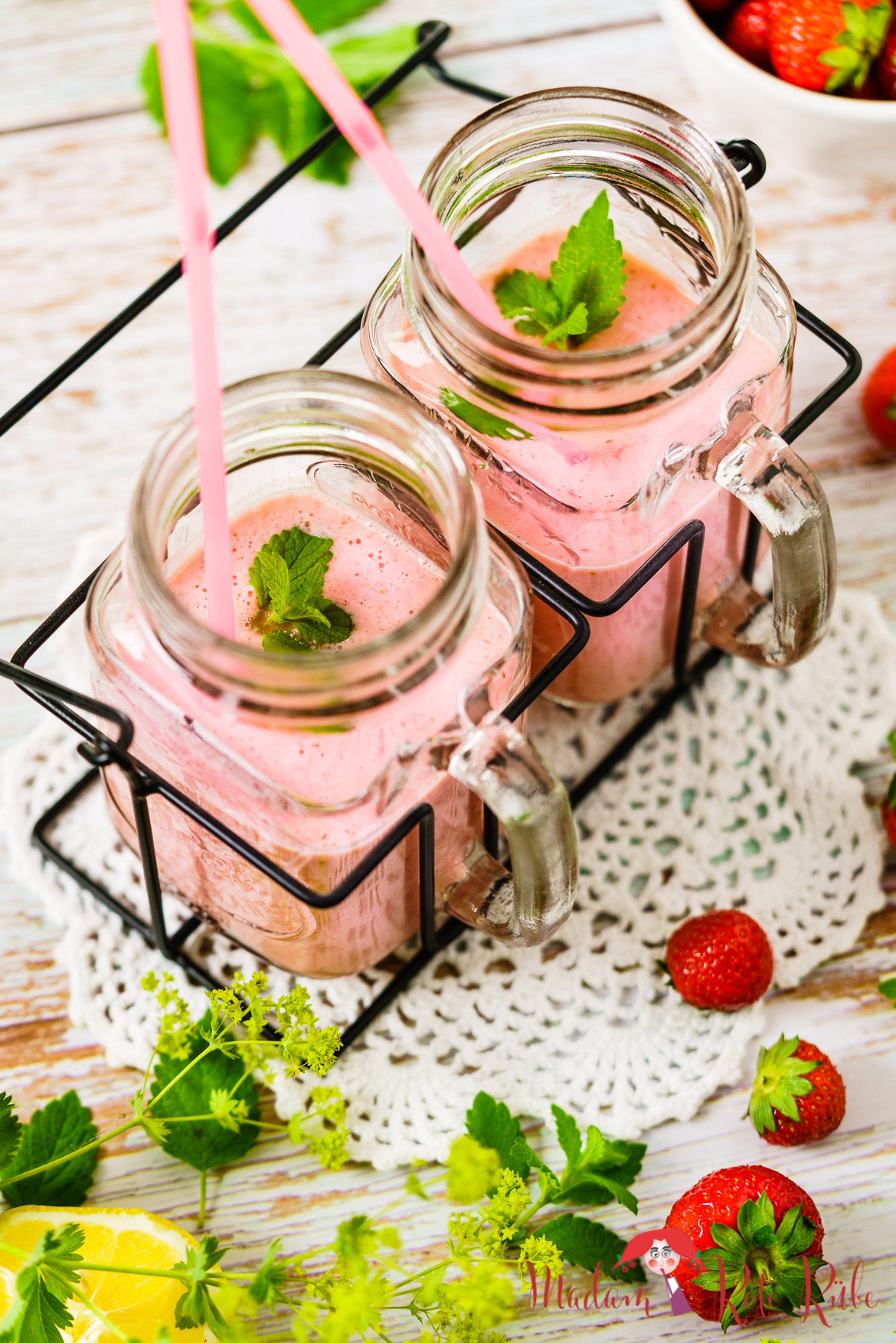 Madam Rote Rübe - Erdbeer-Lassi - köstlich erfrischender Erdbeer-Smoothie mit Joghurt