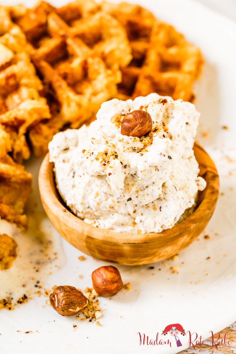 Apfel-Vollkornwaffeln mit Honig und Haselnuss-Sahne - Madam Rote Rübe