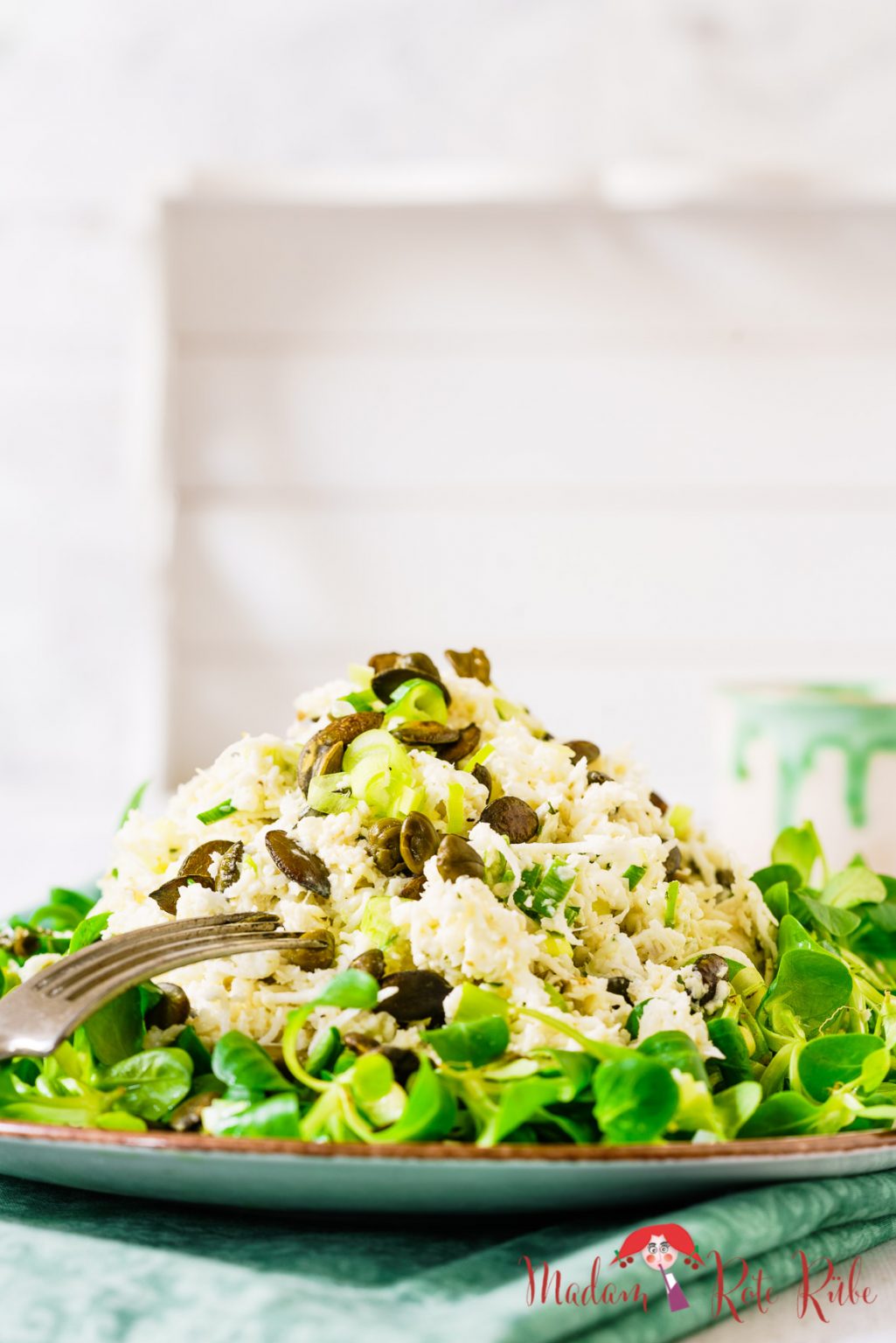 Roher Blumenkohlsalat mit gerösteten Kürbiskernen und Zitronen-Schmand ...