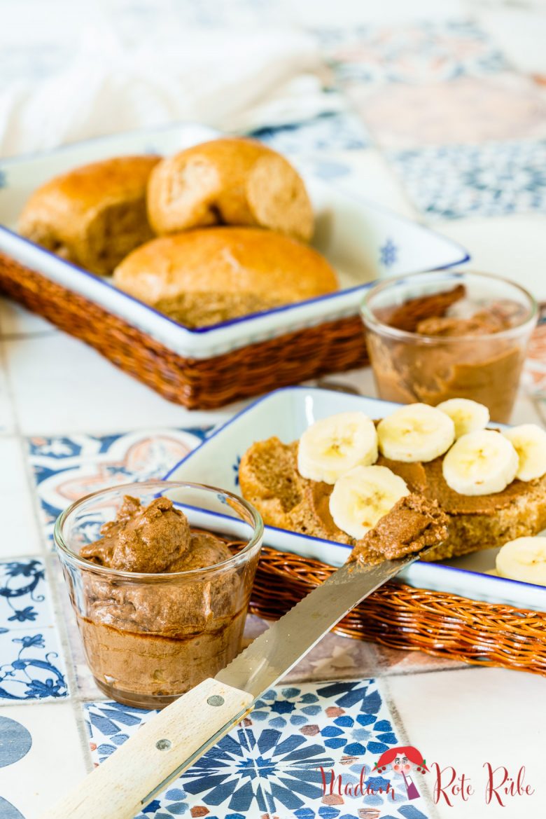 Cremiger Erdnuss-Schoko-Aufstrich mit Banane - Madam Rote Rübe