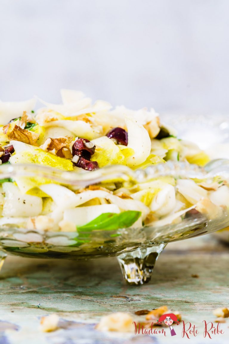 Chicoréesalat mit Walnüssen und Parmesan - Madam Rote Rübe Chicoréesalat mit Walnüssen und Parmesan - Madam Rote Rübe