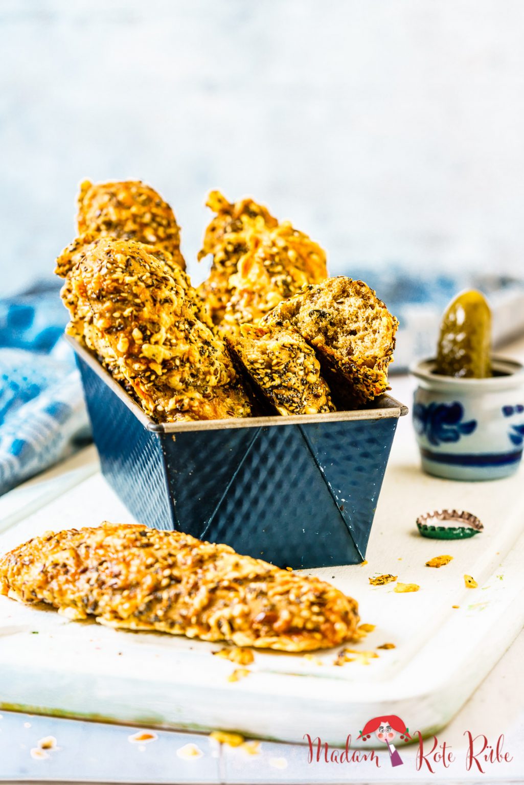 Knusprige Vollkorn-Seppl mit Bier, Gurke und Käse - Madam Rote Rübe