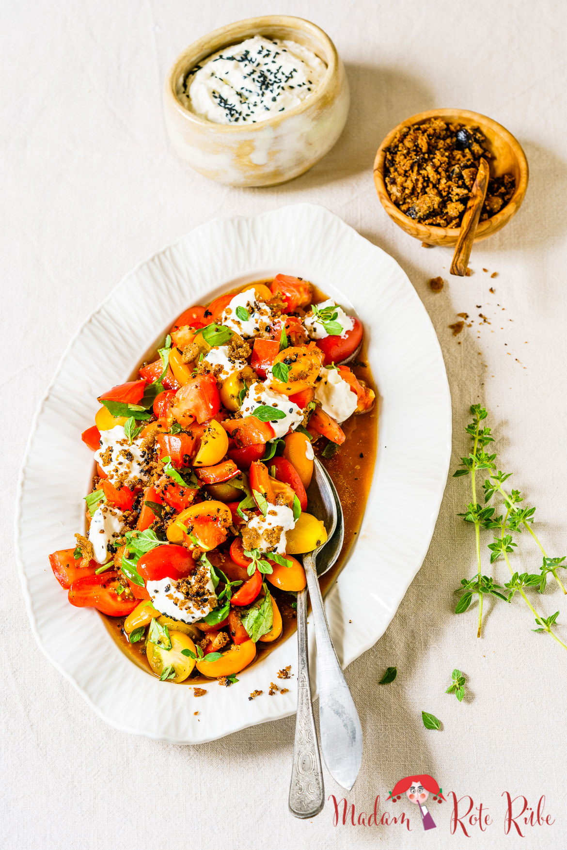 Tomatensalat mit Fetacreme und Oliven-Brotkrümel
